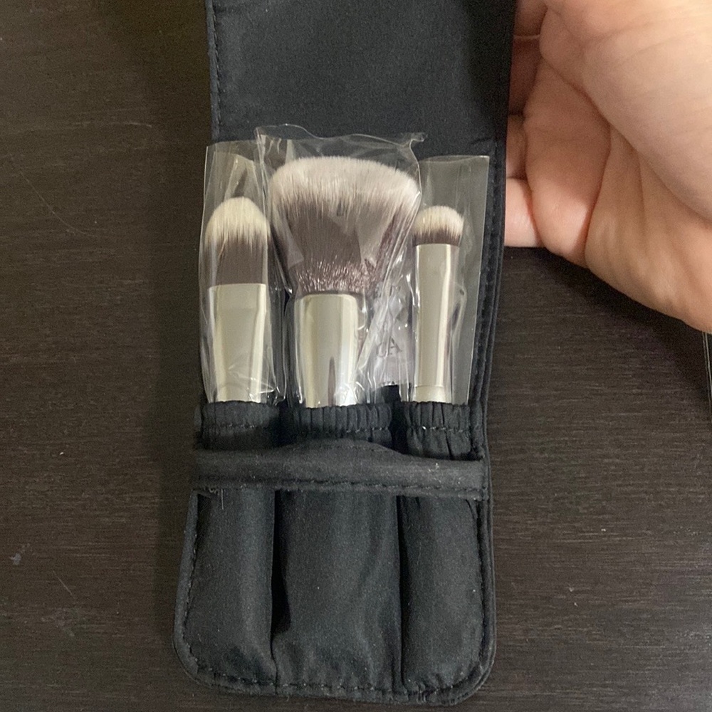 It cosmetics travel set brushes